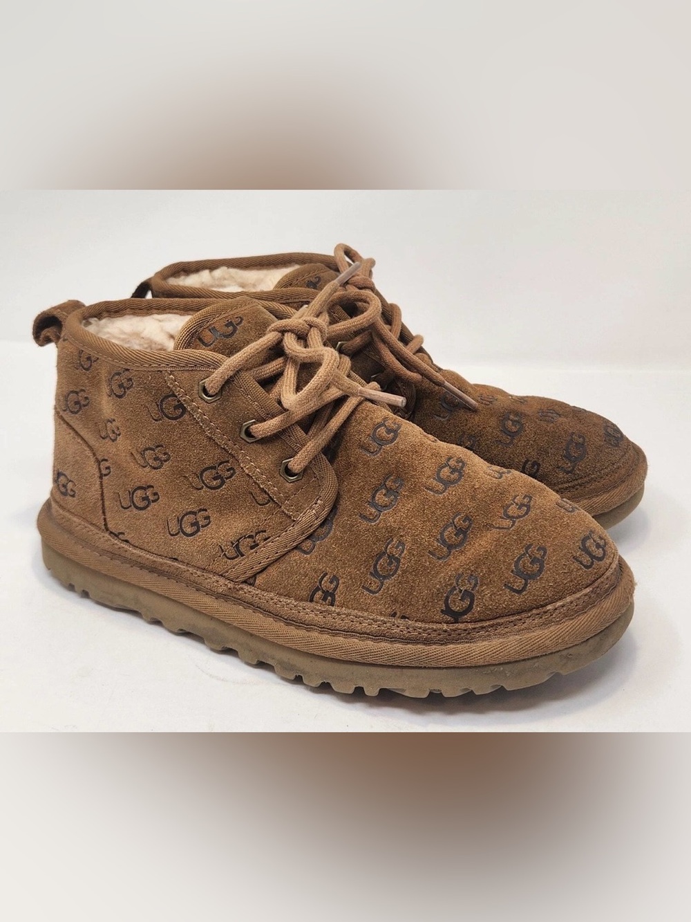 UGG Woman’s Neuměl Chestnut Suede ALL Over Logo Lace-Up Chukka Boots sz 6